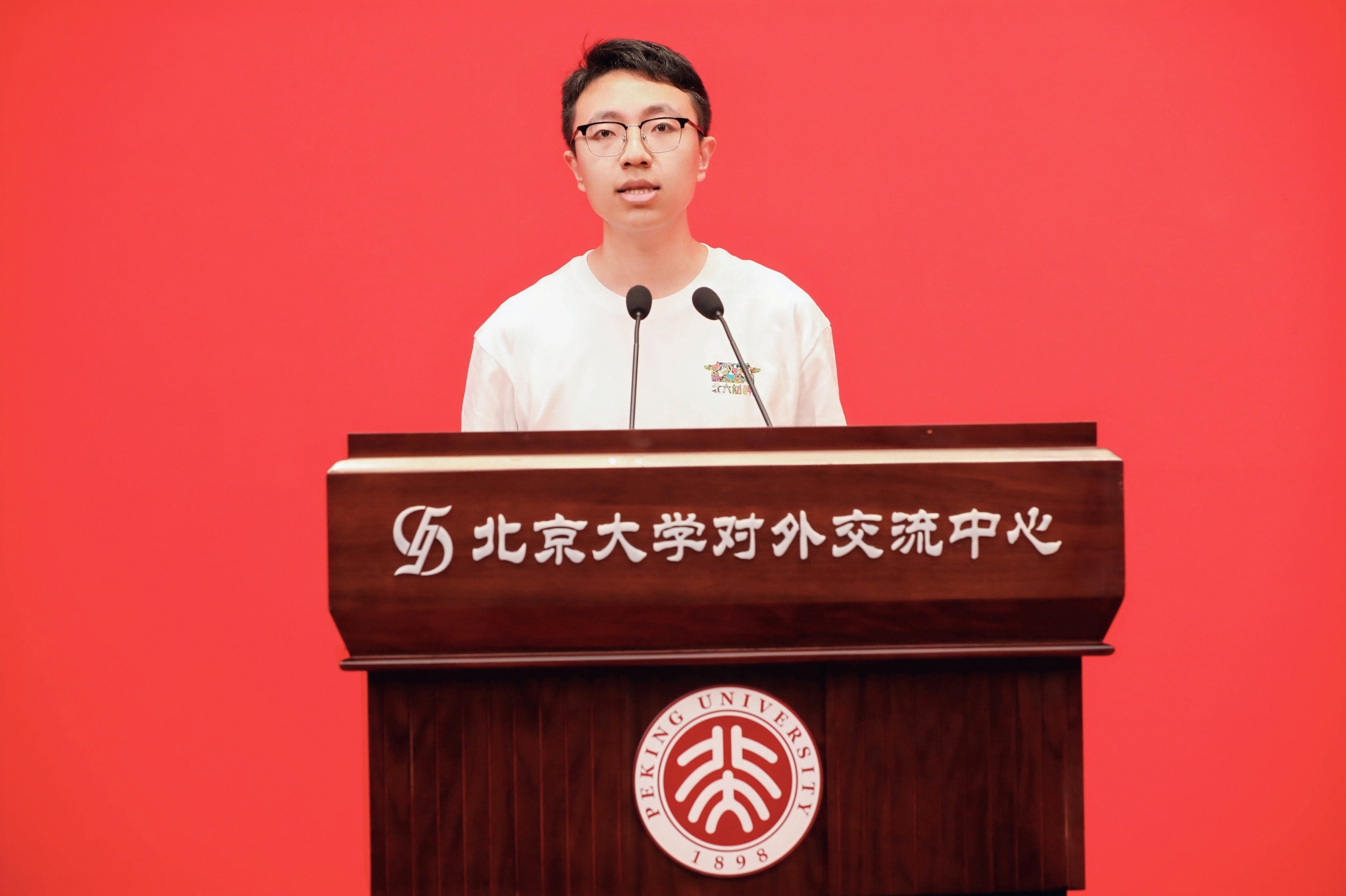 柳淏君作为博士新生代表在北京大学材料科学与工程学院2026级开学典礼上发言